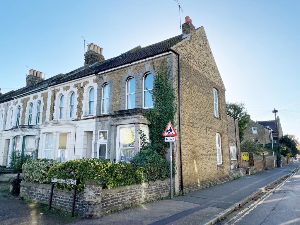 Lot: 134 - FOUR-BEDROOM PROPERTY WITH PARKING FOR REFURBISHMENT - Bay fronted end of terrace house